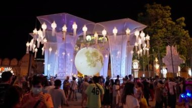 Chiang Mai, Tayland - 7 Kasım 2022 - Büyük detaylı kağıt fenerler insanların Ching Mai 'deki Yi Peng Festivali sırasında Tha Pae Kapısı' nda eğlenmeleri için sergileniyor