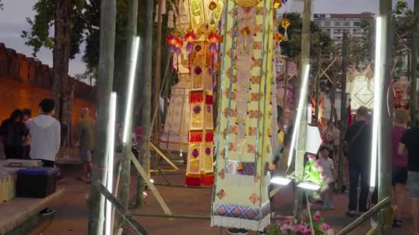 泰国清迈 2022年11月7日 清迈一品联欢节期间 大型精制纸制灯笼在Tha Pae Gate展出 供市民欣赏 — 图库视频影像
