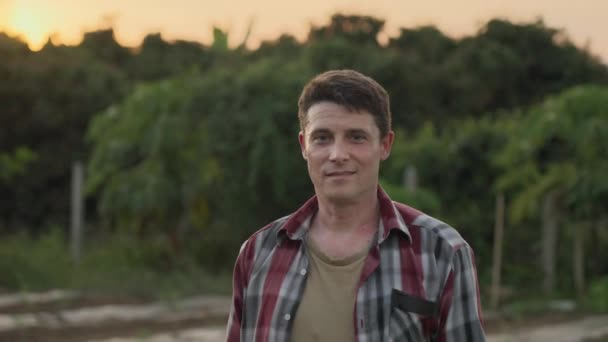 Feliz Agricultor Masculino Bem Sucedido Sorrindo Caminhando Direção Câmera Depois — Vídeo de Stock