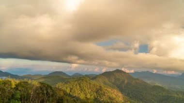 Tayland 'ın üçüncü en yüksek dağı olan Kuzey Tayland' daki Doi Luang Chiang Dao 'nun muhteşem manzarası güzel dramatik bulutlarla ve renkli gökyüzüyle görüldü.