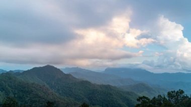 Tayland 'ın üçüncü en yüksek dağı olan Kuzey Tayland' daki Doi Luang Chiang Dao 'nun muhteşem manzarası güzel dramatik bulutlarla ve renkli gökyüzüyle görüldü.