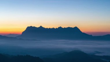 Tayland 'ın üçüncü en yüksek dağı olan Kuzey Tayland' daki Doi Luang Chiang Dao 'nun muhteşem manzarası güzel dramatik bulutlarla ve renkli gökyüzüyle görüldü.
