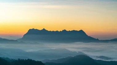 Tayland 'ın üçüncü en yüksek dağı olan Kuzey Tayland' daki Doi Luang Chiang Dao 'nun muhteşem manzarası güzel dramatik bulutlarla ve renkli gökyüzüyle görüldü.