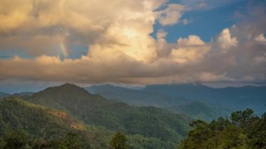 Tayland 'ın üçüncü en yüksek dağı olan Kuzey Tayland' daki Doi Luang Chiang Dao 'nun muhteşem manzarası güzel dramatik bulutlarla ve renkli gökyüzüyle görüldü.