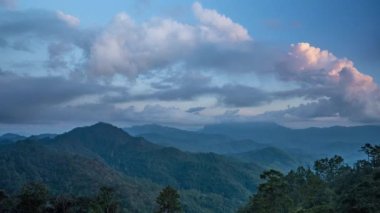 Tayland 'ın üçüncü en yüksek dağı olan Kuzey Tayland' daki Doi Luang Chiang Dao 'nun muhteşem manzarası güzel dramatik bulutlarla ve renkli gökyüzüyle görüldü.