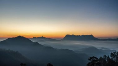 Tayland 'ın üçüncü en yüksek dağı olan Kuzey Tayland' daki Doi Luang Chiang Dao 'nun muhteşem manzarası güzel dramatik bulutlarla ve renkli gökyüzüyle görüldü.