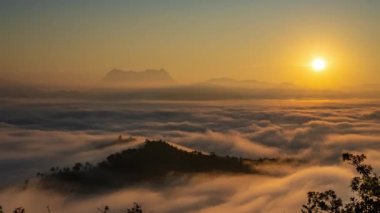 Tayland 'ın üçüncü en yüksek dağı olan Kuzey Tayland' daki Doi Luang Chiang Dao 'nun muhteşem manzarası güzel dramatik bulutlarla ve renkli gökyüzüyle görüldü.