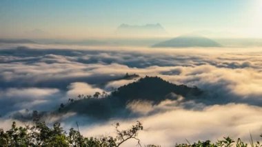 Tayland 'ın üçüncü en yüksek dağı olan Kuzey Tayland' daki Doi Luang Chiang Dao 'nun muhteşem manzarası güzel dramatik bulutlarla ve renkli gökyüzüyle görüldü.