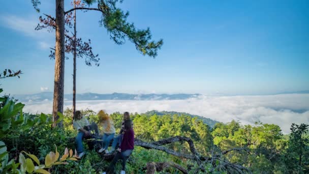 2022年12月6日 チェンマイのアンプル ヴィエン ハン山の上から朝霧を眺めながら息をのむような写真を撮る人々の時間の経過 — ストック動画