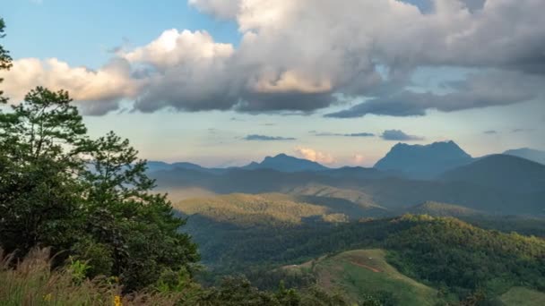 美しい劇的な雲とカラフルな空で見られるタイで3番目に高い山であるタイ北部の土井ルアンチェンマイダオの壮大な景色をタイムラプス — ストック動画