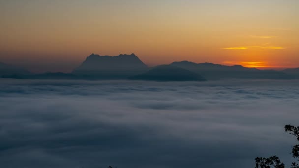 泰山是泰国第三高的山 有美丽的戏剧性云彩和五彩斑斓的天空 — 图库视频影像