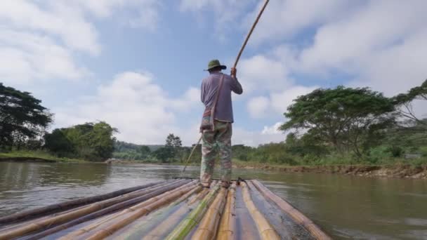 2022年12月5日 チェンマイ 竹製の筏で地元の男性の背中に長い竹の棒を使用して チエンダオ チェンマイ タイの小さな川を彼のいかだをプッシュします — ストック動画