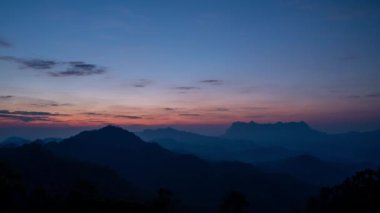 Doi Luang Chiang Dao 'nun üzerinde hareket eden bulutlarla birlikte Chiang Mai, Tayland' daki güzel gün doğumunun hızlandırılmış görüntüsü.