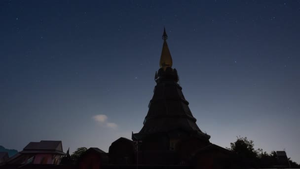 泰国清迈 2023年2月25日 在泰国最高的高山Doi Inthanon上著名的Phra Mahathat Noppamethanedon和Nopphonphusiri纪念碑的星光闪烁的夜晚 — 图库视频影像