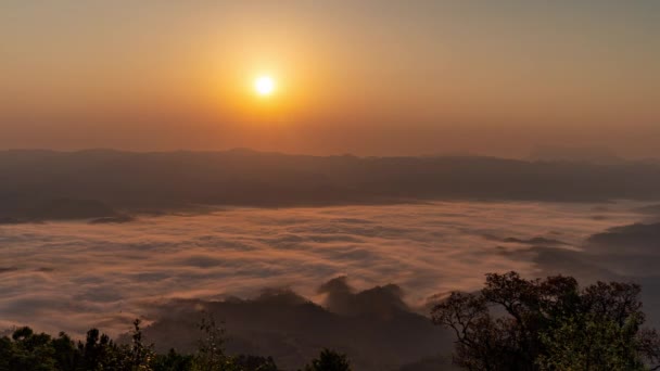 Часовий Пропуск Красивого Ранкового Сходу Сонця Рухомими Хмарами Над Ландшафтом — стокове відео