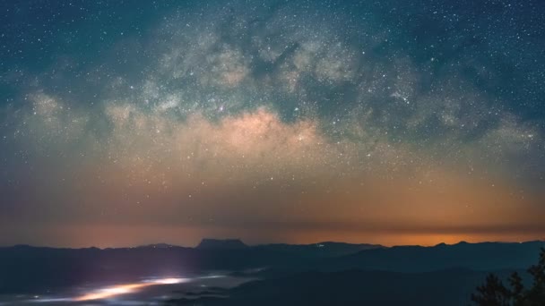 Πολύχρωμος Νυχτερινός Ουρανός Κινούμενο Γαλαξία Μας Πάνω Από Βόρειο Τοπίο — Αρχείο Βίντεο