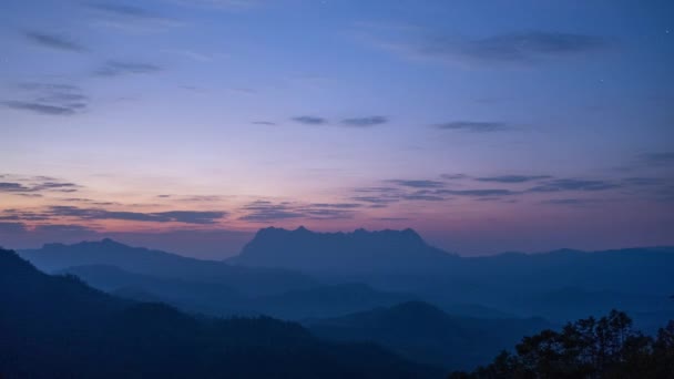 Вид Красивый Утренний Восход Солнца Движущимися Облаками Над Ландшафтом Дой — стоковое видео