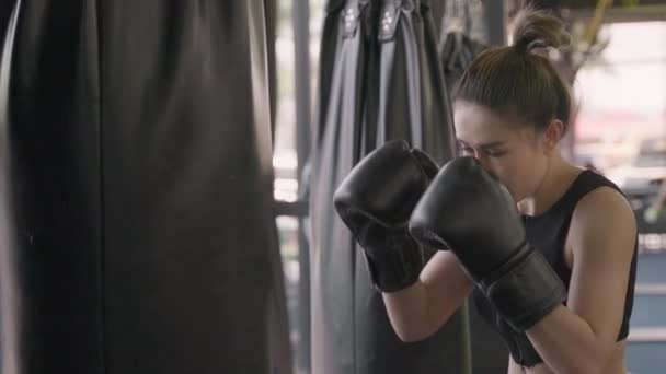 매력적 아시아 선수가 동작으로 체육관에 커다란 근처에서 펀치를 날리고 가방으로 — 비디오