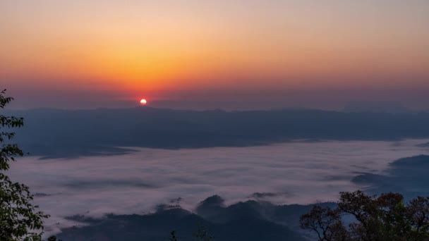 Вид Красивый Утренний Восход Солнца Движущимися Облаками Над Ландшафтом Дой — стоковое видео