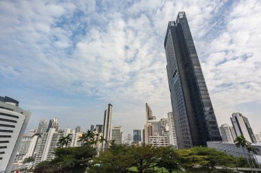 Bangkok, Tayland - 13 Ocak 2023 - Bulutlu bir günde gökyüzünde hareket eden beyaz bulutlu Bangkok gökdelenleri