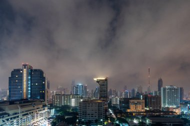 Bangkok, Tayland - 13 Ocak 2023 - Gökyüzünde hareket eden bulutlarla Bangkok gökdelenlerinin manzarası