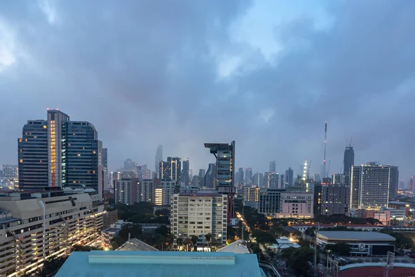 バンコク 2023年1月13日 空を移動する雲と夜のバンコクの高層ビルの眺め — ストック写真