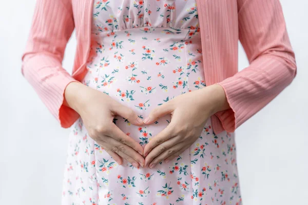 Schwangere Frau Umstandskleid Die Ihre Hände Herzform Über Ihren Bauch — Stockfoto