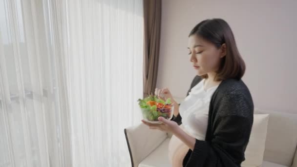 Joven Mujer Asiática Embarazada Ropa Casual Maternidad Pie Junto Ventana — Vídeo de stock