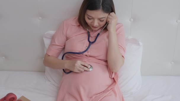 Karnındaki Doğmamış Çocuğunun Sesini Dinlemek Için Steteskop Kullanan Hamile Bir — Stok video