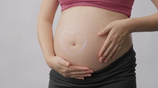 Hamile Bir Kadının Göbeğini Ovuşturup Masaj Yaparken Göbek Deliğinin Etrafında — Stok video