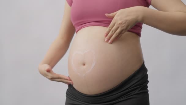 Hamile Bir Kadının Göbeğini Ovuşturup Masaj Yaparken Göbek Deliğinin Etrafında — Stok video