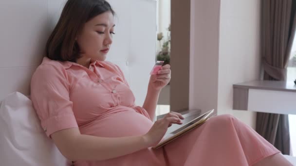Молодая Беременная Азиатка Делает Онлайн Покупки Вводя Информацию Своей Кредитной — стоковое видео