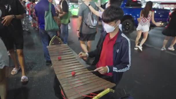 Bangkok Thailand Mars 2023 Ung Tonåring Gatumusiker Pojke Vit Pm2 — Stockvideo