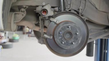 Kırık ayakkabılar ve tekerlekler kontrol edilmeyi beklemeden arabanın disk kırığını kapat