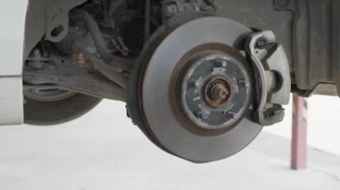 Arabanın disk kırılması, tekerlek olmadan kontrol edilmeyi bekliyor.