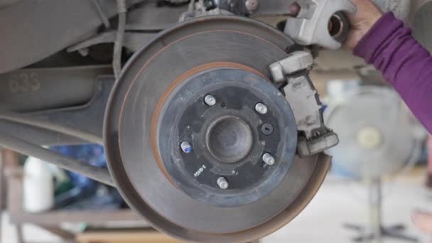Close Male Auto Mechanic Hands Putting Break Shoes Back Disc — Stock Video