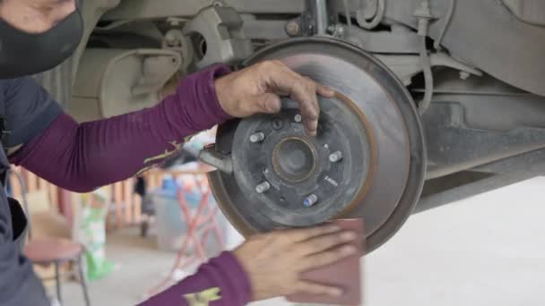 Chiang Mai Tajlandia Kwietnia 2023 Mężczyzna Mechanik Samochodowy Używający Papieru — Wideo stockowe