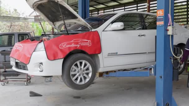 Chiang Mai Tajlandia Kwietnia 2023 Biały Samochód Opuszczony Podnośnika Hydraulicznego — Wideo stockowe
