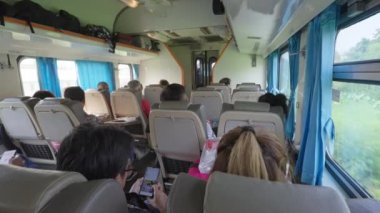 Phitsanulok, Tayland - 19 Mart 2023 - Phitsanulok 'tan Chiang Mai' ye giden ekspres bir trende görevli olan tren yolcuları