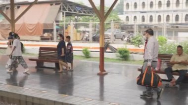 Chiang Mai, Tayland - 12 Nisan 2023 Tayland treni yolcuları Chiang Mai, Tayland 'daki tren istasyonunda trene biniyorlar.