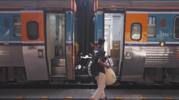 Chiang Mai Thajsko Dubna 2023 Thajští Cestující Vlakem Nastupují Vlakové — Stock video