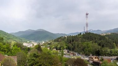 Dilijan, Ermenistan - 7 Mayıs 2023 - Sovyetler Birliği 'nin 50 yıllık Dilijan Anıt Heykeli, ana yol ve güzel dağlar ve arka planda hareket eden bulutları gösteren Dilijan kentinin zamanaşımı manzarası