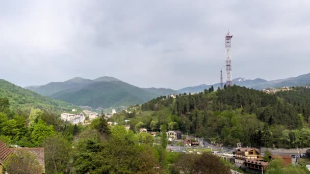 2023年5月7日 アルメニアのディリジャン ソ連の50年記念像ディリジャン 主要道路と美しい山々と背景に移動雲を示すディリジャンの町のタイムラプスビュー — ストック動画