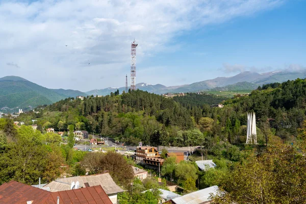 亚美尼亚Dilijan市的美丽风景 背景为群山蓝天 免版税图库图片