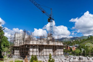 Dilijan, Ermenistan 'da uzun vinçli inşaat sahası