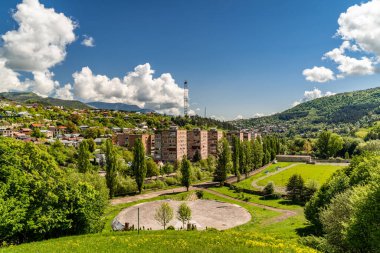 Güneşli bir günde Dilijan, Ermenistan 'daki evler ve apartmanların manzarası