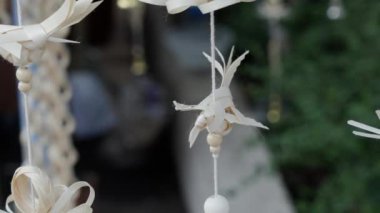 Chiang Mai, Tayland - 28 Mayıs 2023 - İnce bambu şeritlerden yapılmış el yapımı asılı kuş mobil