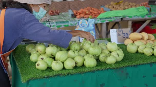 泰国清迈2023年5月28日 当地女农场主在泰国清迈当地农贸市场销售大型美味番石榴和其他热带水果 — 图库视频影像