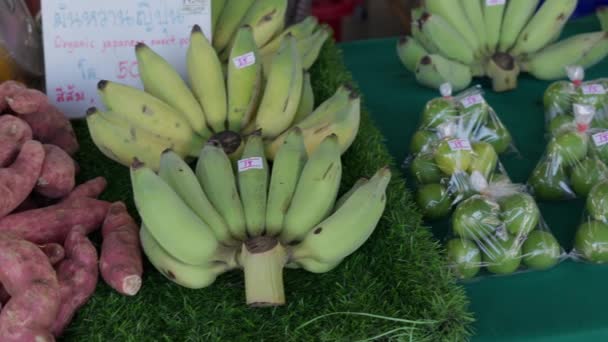 チェンマイ 果物や野菜 マンゴー ジャガイモ ライムなどのバナナは タイのチェンマイの地元農家市場であるGreenheart市場で販売されています — ストック動画