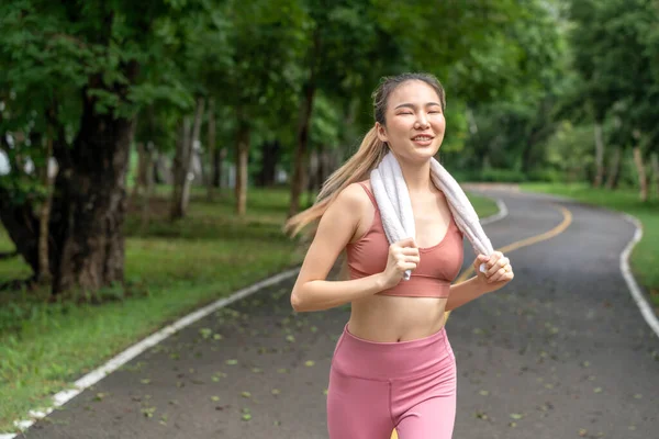 매력적 아시아 이지방 수건을 행복하게 달리고 — 스톡 사진